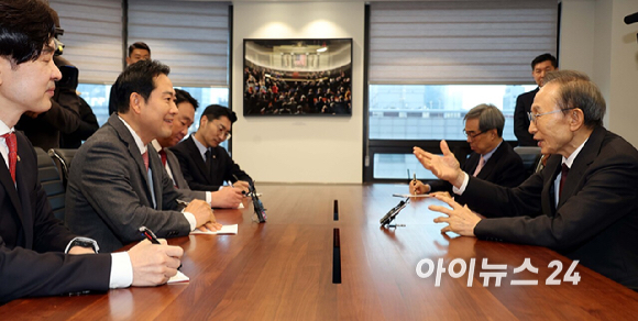 장동혁 국민의힘 대표가 2일 서울 서초구 영포빌딩에서 이명박 전 대통령을 만나 외연 확장 등 당 운영 방안과 지방선거 전략에 관한 조언을 듣고 있다. [사진=국회사진기자단]