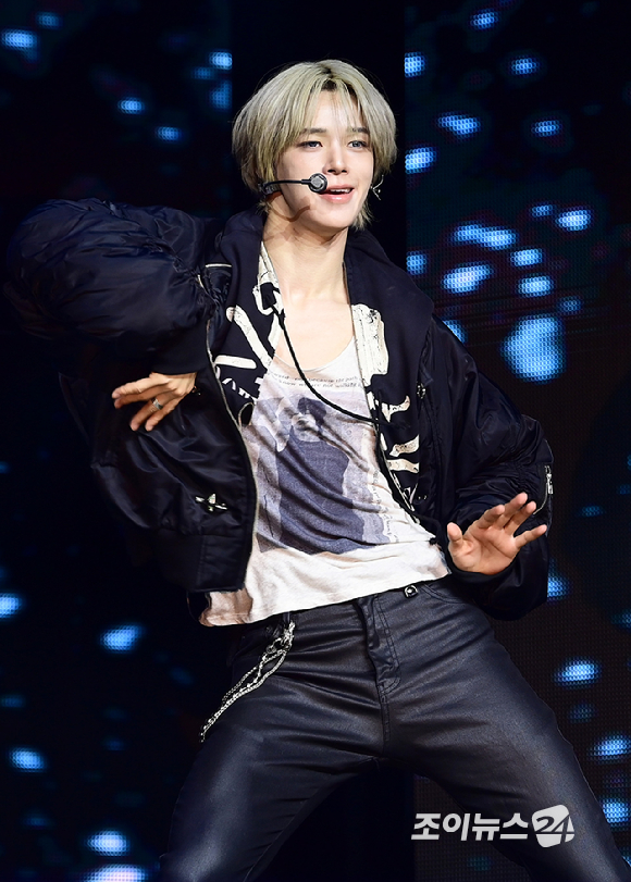 그룹 앤팀 케이가 28일 오후 서울 용산구 한남동 블루스퀘어에서 열린 &TEAM(앤팀) 한국 데뷔 앨범 미니 1집 'Back to Life'(백 투 라이프)발매 기념 쇼케이스에 참석해 멋진 무대를 선보이고 있다. [사진=정소희 기자]