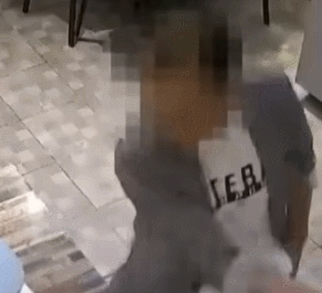 치킨집 손님이 아르바이트생의 얼굴을 폭행한 뒤 아르바이트생이 반격해 주먹으로 가격하자 '쌍방폭행' 처리됐다. [사진=JTBC '사건반장' 캡처]