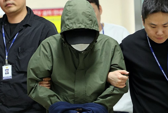 승용차를 몰고 바다로 돌진해 처자식을 살해한 혐의를 받는 지모 씨가 지난 6월 4일 광주지방법원에서 열리는 구속 전 피의자 심문(영장실질심사)에 출석하기 위해 호송차로 이동하고 있다. [사진=연합뉴스]