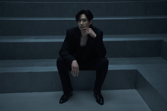 배우 박성훈이 넷플릭스 시리즈 '오징어 게임' 시즌2 인터뷰에 앞서 포즈를 취하고 있다. [사진=넷플릭스]