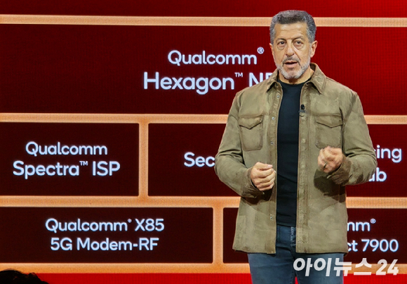 24일(현지시간) 미국 하와이 마우이에서 열린 퀄컴 연례 행사 스냅드래곤 서밋 2025에서 알렉스 카투지안 퀄컴 테크날러지 수석부사장 겸 모바일&middot;컴퓨트&middot;XR(MCX) 본부장이 기조연설을 진행하고 있다. [사진=안세준 기자]