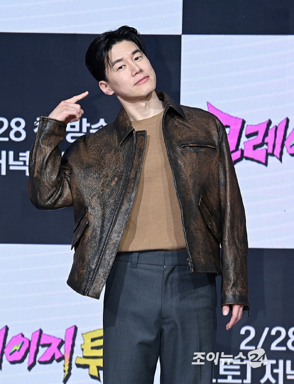 여행 유투버 빠니보틀, 가수 비, 배우 김무열, 위너 이승훈이 27일 오후 서울 마포구 상암동 쇼킹케이팝센터에서 열린 ENA '크레이지 투어'의 제작발표회에서 포즈를 취하고 있다. [사진=곽영래 기자]