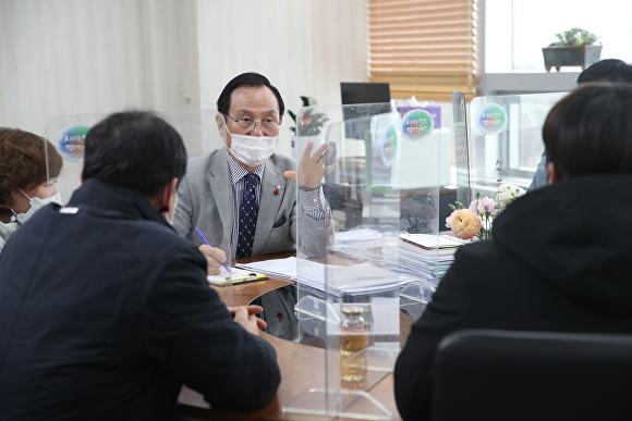 박상돈 시장이 열린시장실을 찾은 시민과 민원 해결 방안에 대해 이야기를 나누고 있다. [사진=천안시청]