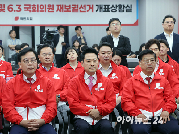 장동혁 국민의힘 대표와 선거대책위원회 관계자들이 3일 오후 서울 여의도 중앙당사에서 6&middot;3 지방선거와 재보궐선거 출구조사 결과 방송을 보고 있다. [사진=국회사진취재단]