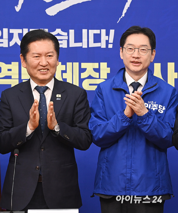 정청래 더불어민주당 대표가 5일 서울 여의도 국회에서 열린 중앙당공천관리위원회 공천 심사 발표에서 경남도지사 후보로 확정된 김경수 지방시대위원장과 기념촬영을 하고 있다. [사진=곽영래 기자]