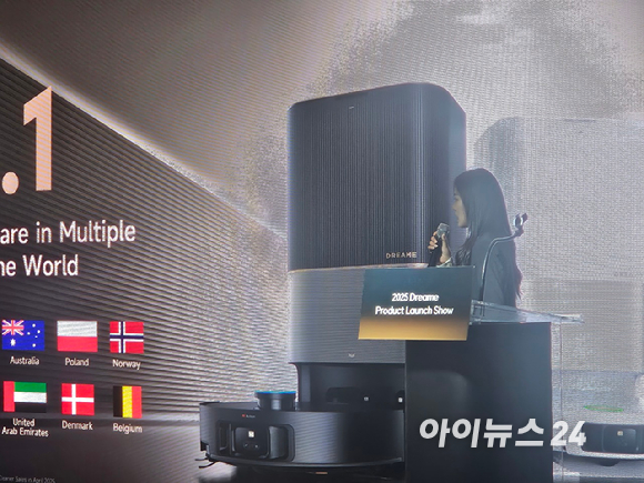 아쿠아10 울트라 롤러가 장애물을 피해 청소하는 장면이 시연되고 있다. [사진=설재윤 기자]