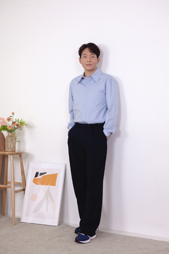 배우 박지환이 '우리들의 블루스' 종영 인터뷰를 갖고 사진촬영을 하고 있다. [사진=저스트엔터테인먼트 ]