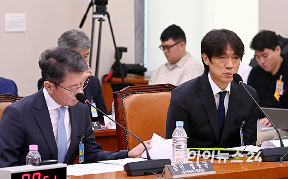 홍명보 전 축구대표팀 감독이 30일 국회 문화체육관광위원회에서 열린 대한축구협회 현안 관련 청문회에서 의원 질의에 답변하고 있다. [사진=곽영래 기자]
