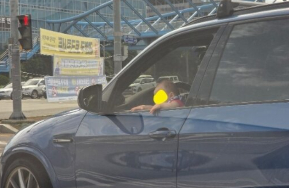 운전자가 아기를 안은 채 차량을 몰고 있는 모습이 전해져 충격을 안겼다. 사진은 해당 아기. [사진=온라인 커뮤니티]