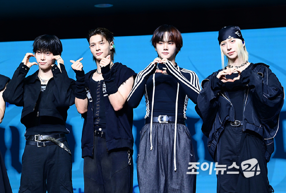 그룹 앰퍼샌드원이 12일 오후 서울 등촌동 스카이아트홀에서 열린 앰퍼샌드원(AMPERS&ONE) 미니 3집 '라우드 앤 프라우드' 발매 기념 쇼케이스에 참석하고 있다. [사진=정소희 기자]