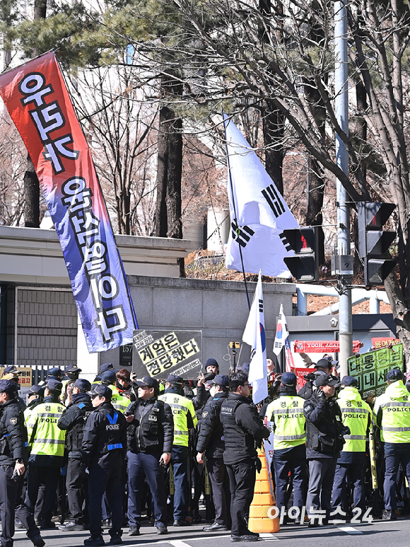 내란 우두머리 혐의로 기소된 윤석열 전 대통령의 1심 선고가 열리는 19일 서울중앙지법 일대에서 무죄 촉구 집회가 열리고 있다. [사진=곽영래 기자]