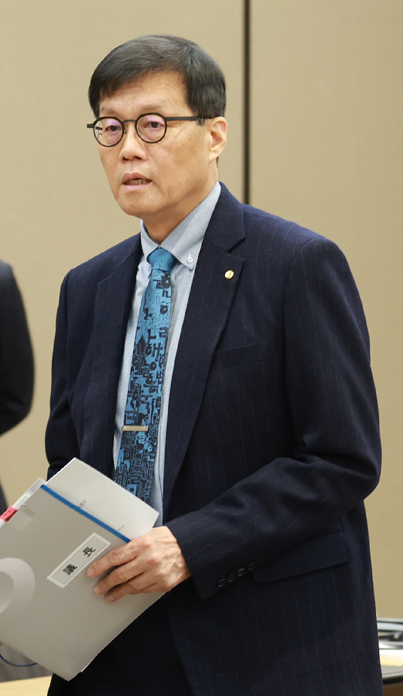 이창용 한국은행 총재가 15일 서울 중구 한국은행에서 금융통화위원회 통화정책방향 회의에 참석하고 있다. [사진=한국은행]