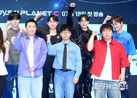 16일 오전 서울 구로구 더 세인트에서 열린 Mnet 새 예능프로그램 '보이즈2 플래닛' 제작발표회에서 김신영 CP-정우영, 고정경 PD를 비롯한 K&C 마스터들이 포토타임을 갖고 있다. [사진=정소희 기자]