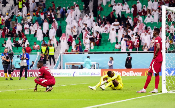 카타르 선수들이 25일(한국시간) 열린 2022 카타르월드컵 A조 조별리그 세네갈과 2차전에서 1-3으로 패배한 뒤 아쉬워하고 있다. [사진=뉴시스]