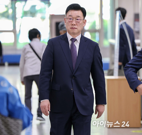 이광우 전 대통령 경호처 경호본부장이 23일 서울 서초구 서울중앙지법에서 열린 특수공무집행방해 등 혐의와 관련한 공판에 출석하고 있다. [사진=사진공동취재단]