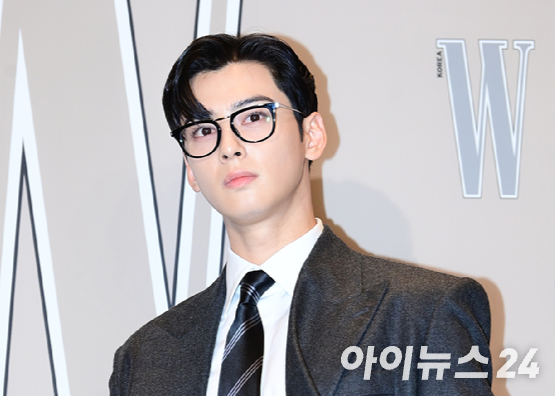 메달을 물고 있는 차은우. [사진=차은우 인스타그램]