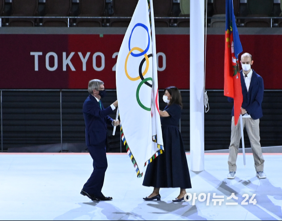 '2020 도쿄올림픽'이 17일간의 열전을 마무리하고 8일 오후 일본 도쿄 올림픽스타디움(국립경기장)에서 폐회식을 개최했다. 토마스 바흐 IOC위원장이 2024 파리올림픽를 앞둔 프랑스 파리 안 이달고 시장에게 오륜기를 전하고 있다.