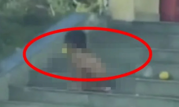 중국 쓰촨성에서 세 살배기 아동이 알몸으로 길바닥을 기어 다니는 영상이 퍼지며 아동학대 논란이 커지고 있다. 사진은 해당 아동. [사진=바이두 갈무리 ]