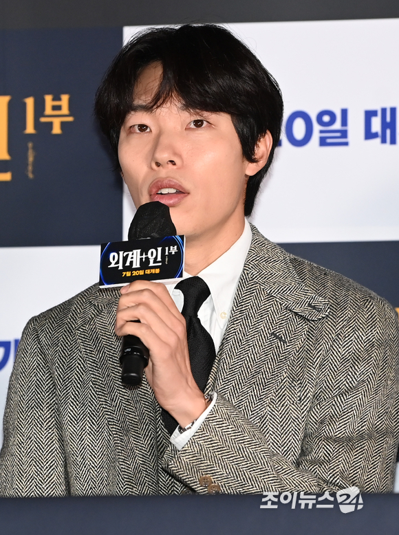 (왼쪽부터)배우 소지섭-김우빈-조우진-최동훈 감독-배우 염정아-김태리-류준열-김의성이 13일 오후 서울 CGV용산아이파크몰에서 열린 영화 '외계+인' 1부(감독 최동훈) 언론시사회에 참석하고 있다. [사진=정소희 기자]