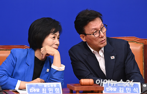 더불어민주당 김민석 당대표와 최민희 최고위원이 31일 서울 여의도 국회에서 열린 최고위원회의에서 대화를 하고 있다. [사진=곽영래 기자]