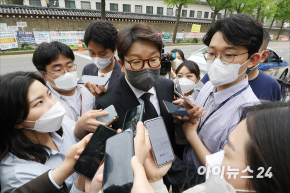 권성동 국민의힘 원내대표가 25일 오후 서울 종로구 통의동 대통령직인수위원회를 방문한 뒤 떠나고 있다. [사진=김성진 기자]