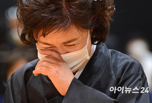 지난 2020년 7월 11일 오전 서울광장에 마련된 고인의 시민 분향소에 시민들이 조문을 하고 있다. [사진=정소희 기자]