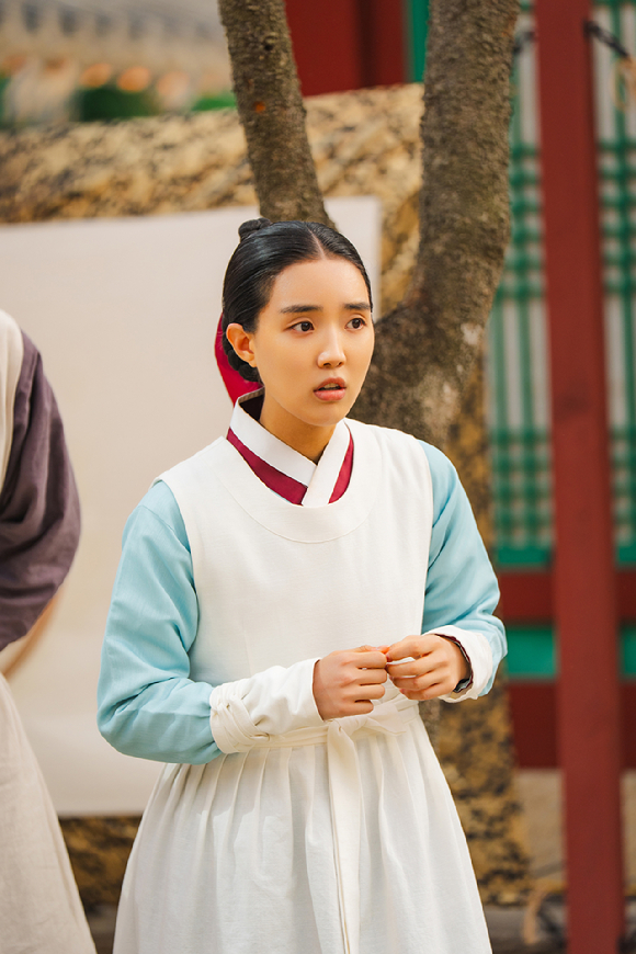 '폭군의 셰프'에 출연한 배우 윤서아가 인터뷰에 앞서 사진촬영을 하고 있다. [사진=9아토엔터테인먼트]