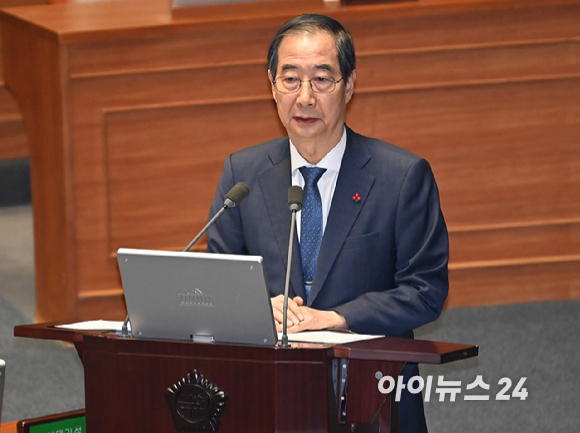 한덕수 국무총리가 지난해 12월 11일 오후 서울 여의도 국회에서 열린 제419회국회(임시회) 제1차 본회의 윤석열 대통령 위헌적 비상계엄 선포 내란행위 관련 긴급현안질문에 서영교 더불어민주당 의원 질의에 답변하고 있다. 2024. 12. 11. [사진=곽영래 기자]