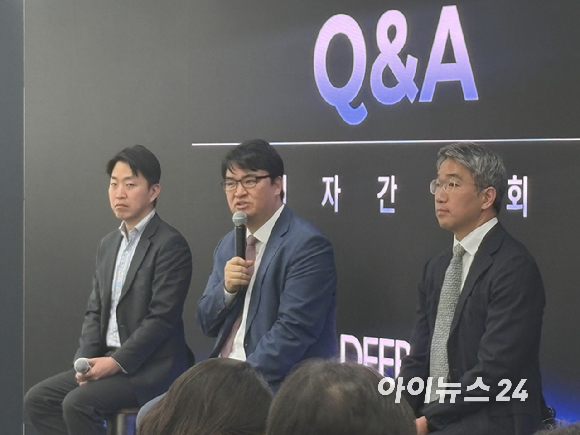 고범석 딥엑스 이사(왼쪽부터), 김녹원 대표, 조영호 CFO가 14일 경기 성남 판교 본사에서 열린 기자간담회에서 취재진 질문에 답하고 있다. [사진=권서아 기자]