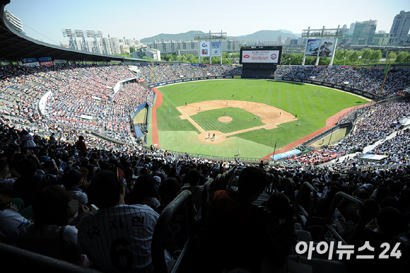 2023 한국시리즈가 오는 7일 잠실구장(사진)에서 시작된다. 올해 한국시리즈는 LG 트윈스와 KT 위즈가 맞대결한다. [사진=아이뉴스24 포토 DB]