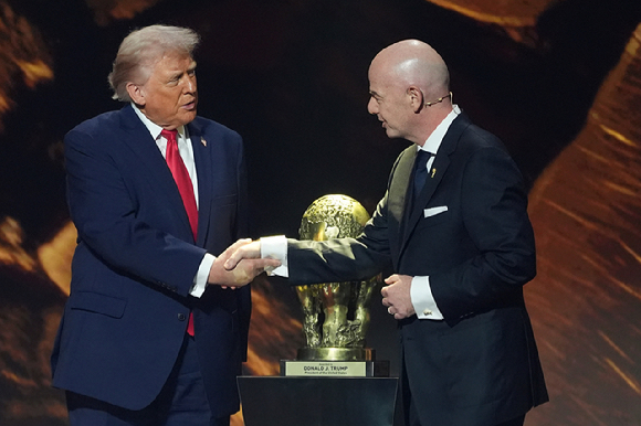 사진은 악수하는 도널드 트럼프 미국 대통령과 잔니 인판티노 FIFA 회장. [사진=AP=연합뉴스]