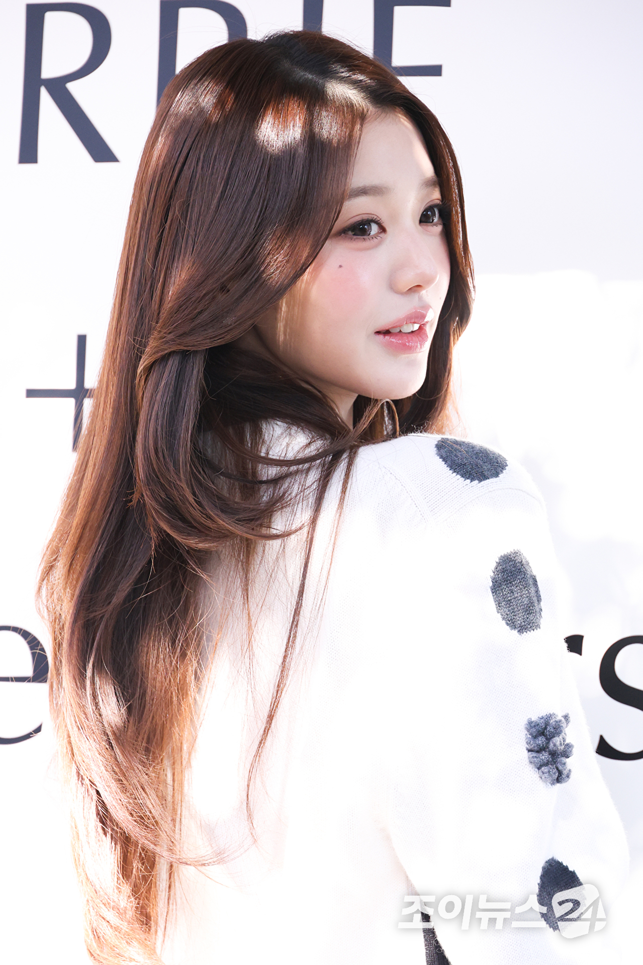 그룹 아이브 장원영이 27일 오전 서울 강남구 논현동 리나갤러리에서 진행된 럭셔리 캐시미어 브랜드 배리 데미안 허스트 캡슐 컬렉션 출시 기념 행사에 참석해 포즈를 취하고 있다. [사진=문수지 기자]