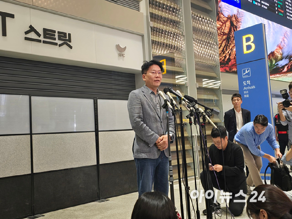 미국 이민당국에 의해 조지아주에 구금됐던 한국인 근로자들이 12일 인천국제공항 제2여객터미널 입국장을 나서고 있다. [사진=정소희 기자]