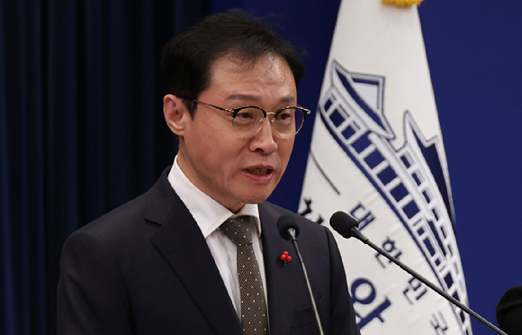 이규연 홍보소통수석이 31일 청와대 기자회견장에서 '정부 부처 KTV 생중계 확대' 브리핑을 하고 있다. 2025.12.31 [사진=연합뉴스]