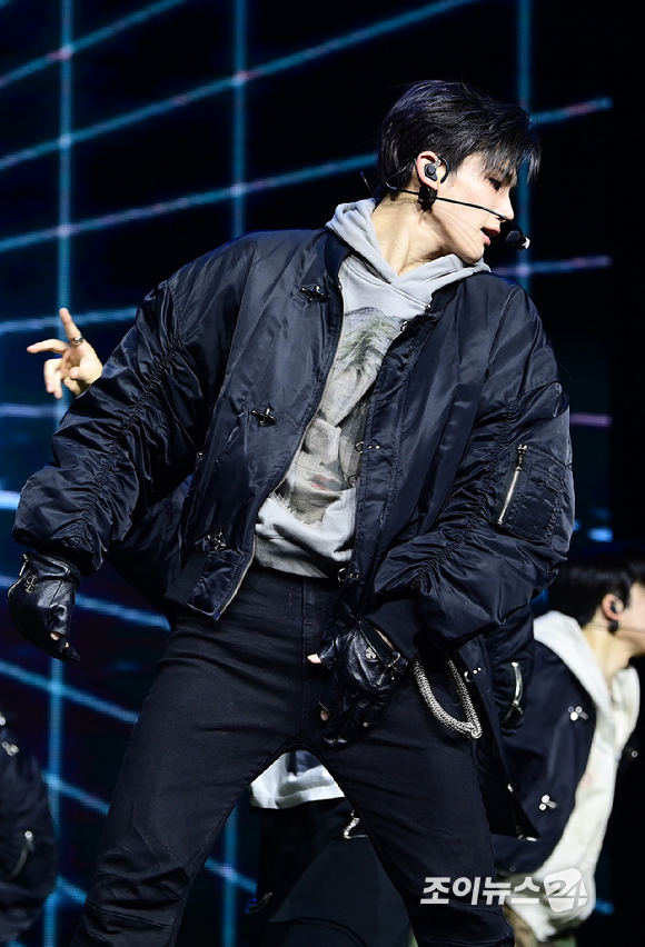 그룹 앤팀 조가 28일 오후 서울 용산구 한남동 블루스퀘어에서 열린 &TEAM(앤팀) 한국 데뷔 앨범 미니 1집 'Back to Life'(백 투 라이프)발매 기념 쇼케이스에 참석해 멋진 무대를 선보이고 있다. [사진=정소희 기자]