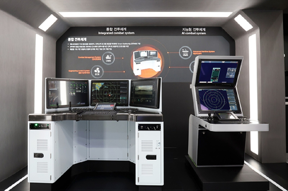 한화시스템이 함정 내 각종 시스템을 하나의 통제환경에서 운용할 수 있는 차세대 '통합 전투체계(ICS, Integrated Combat System)'를 공개한 모습.  [사진=한화시스템]