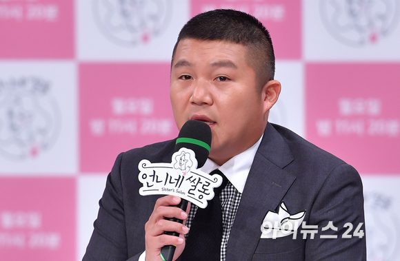 방송인 조세호가 지난 2019년 11월4일 오전 서울 상암동 MBC에서 열린 MBC 새 예능프로그램 '언니네 쌀롱' 제작발표회에서 인사말을 하고 있다. [사진=아이뉴스24 포토DB ]