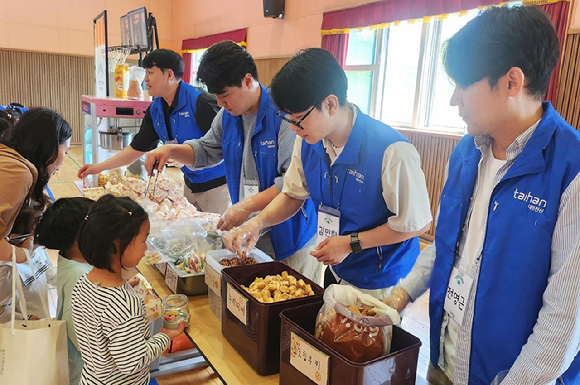 대한전선 임직원 20여 명은 지난 14일 충남 당진시 성동초등학교와 병설유치원 아이들에게 일일 교사로 환경교육을 진행했다. [사진=대한전선]
