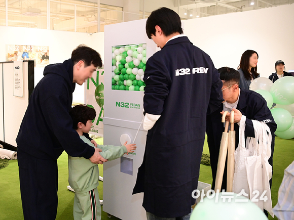 프리미엄 비건 매트리스 N32가 3월 2일 첫 'N32 데이' 행사를 개최했다. 2일 경기도 용인 기흥구 고매동 리빙파워센터 내 N32 스튜디오 기흥점에서 방문객들이 'N32 데이' 럭키드로우 행사를 즐기고 있다. [사진=정소희 기자]