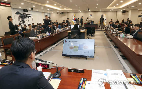 배경훈 부총리 겸 과학기술정보통신부 장관이 13일 정부세종청사에서 열린 국회 과학기술정보방송통신위원회의 과학기술정보통신부에 대한 국정감사에서 여야 위원들의 질의에 답하고 있다. [사진=연합뉴스]