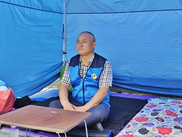 이경용 민주당 제천·단양지역위원장이 25일 제천시 중앙동 시민회관 앞에서 후쿠시마 방사능 오염수 해양방류 중단 촉구 삭발식에 이어, 무기한 단식에 들어갔다. [사진=뉴시스]