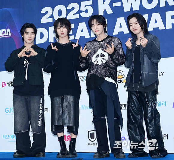 그룹 드래곤포니(Dragon Pony)가 21일 오후 서울 잠실실내체육관에서 열린 '2025 케이 월드 드림 어워즈'(2025 K WORLD DREAM AWARDS)에 블루카펫 행사에 참석하고 있다. [사진=정소희 기자]