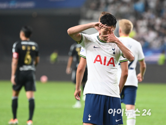 13일 오후 서울월드컵경기장에서 '쿠팡플레이 시리즈' 1차전 팀 K리그 대 토트넘 홋스퍼 FC의 경기가 펼쳐졌다. 후반 토트넘 손흥민이 팀의 여섯 번째 골을 넣고 세리머니 하고 있다. [사진=정소희 기자]