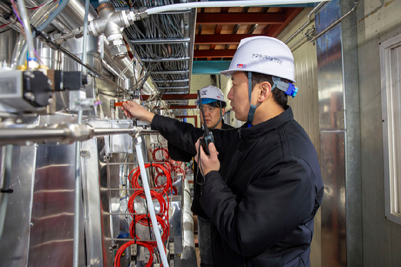 에너지연 연구팀이 개발한 DAC 설비를 살펴보고 있다. [사진=에너지연]