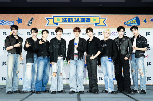 그룹 제로베이스원이 지난 1일(현지시간)부터 3일까지 미국 로스앤젤레스 크립토닷컴 아레나에서 열린 K-팝 팬&아티스트 페스티벌 '케이콘 엘에이 2025(KCON LA 2025)' 레드카펫 행사에 참석해 포즈를 취하고 있다. [사진=CJ ENM]