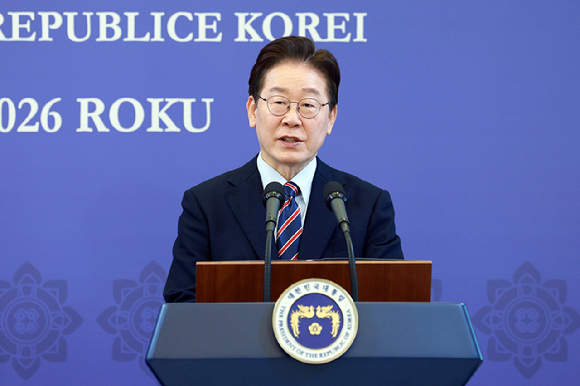 이재명 대통령이 13일 청와대에서 도날트 투스크 폴란드 총리와 공동언론발표를 하고 있다. 2026.4.13 [사진=연합뉴스]