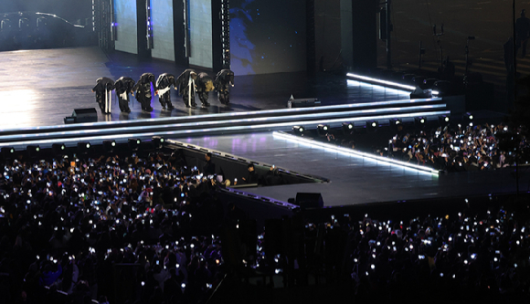 방탄소년단(BTS)이 21일 오후 서울 광화문 광장에서 정규 5집 '아리랑(ARIRANG)' 앨범 발매를 기념해 컴백 무대를 선보이고 있다. [사진=사진공동취재단]