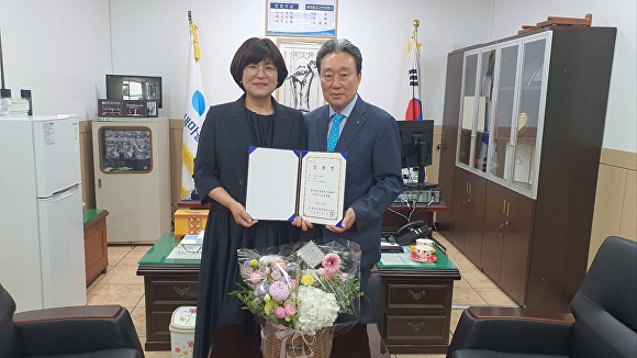 김진숙 신임 울진군 가족센터장(왼쪽)이 임명장을 들고 기념사진을 찍고 있다. [사진=울진군청]