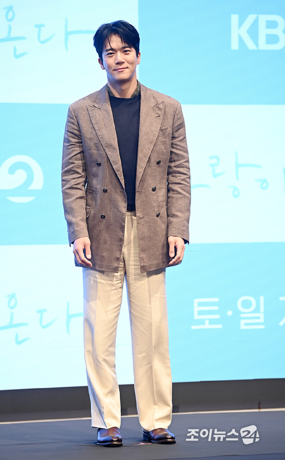 배우 하석진이 22일 오후 서울 구로구 신도림 디큐브시티 더세인트에서 열린 KBS2 주말드라마 '사랑이 온다' 제작발표회에서 포토타임을 갖고 있다. [사진=곽영래 기자]